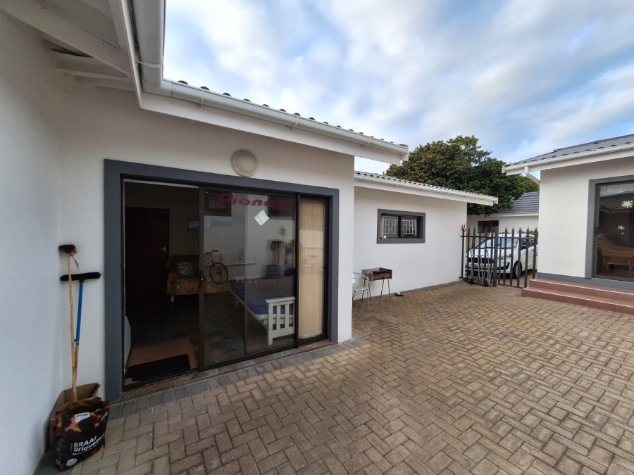 6 Bedroom Property for Sale in Bayview Western Cape